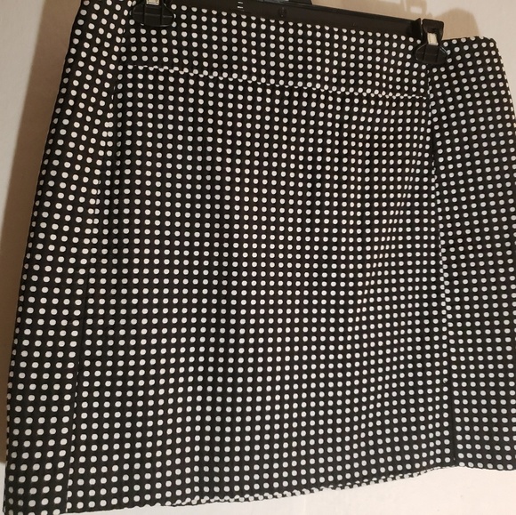 'The Loft' Black and White Skirt (mid-thigh) - Picture 1 of 2